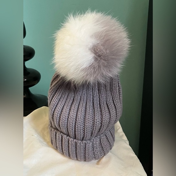 Ribbed Knit Hat with Genuine Fox Fur Pom-Pom, NWT by Adrienne Landau, Grey - Picture 5 of 6